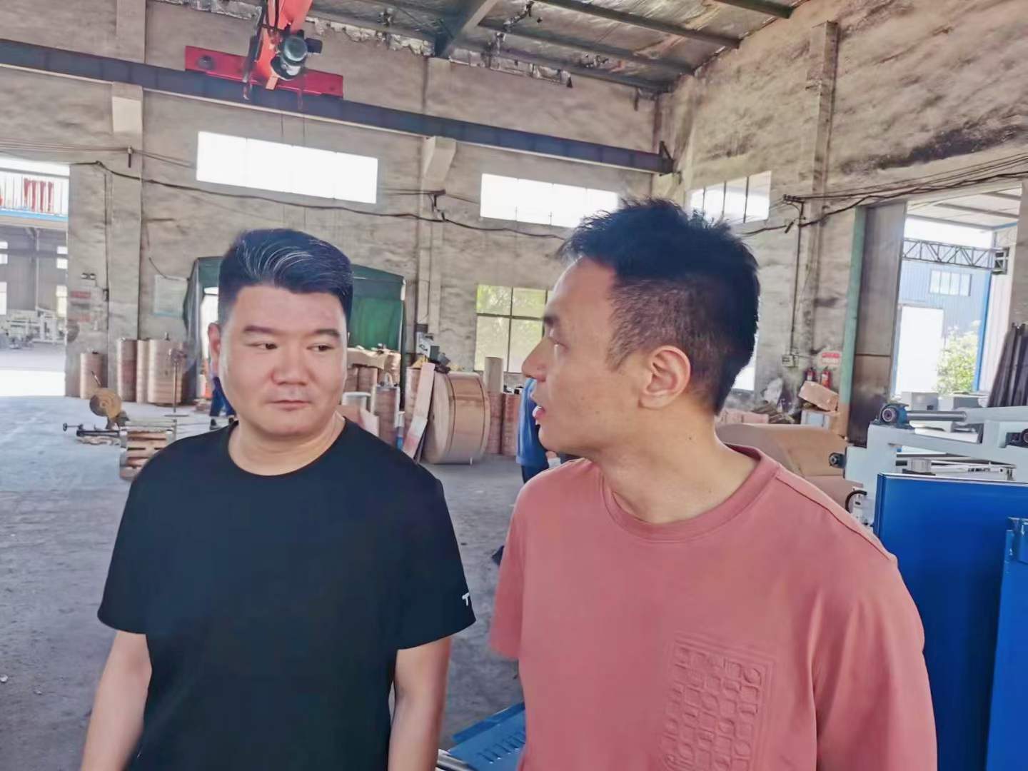 熱烈歡迎西工大趙盼博士后、教授帶領(lǐng)科研團(tuán)隊(duì)到上高縣雙新紙桶設(shè)備有限公司考察，雙方就全自動(dòng)鐵箍紙桶設(shè)備流水線(xiàn)的研發(fā)達(dá)成了初步的意向。